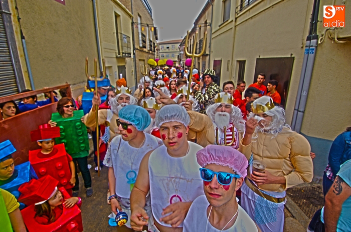 Los j&oacute;venes &lsquo;vibran&rsquo; con el Corpus saliendo a disfrutar en la calle   | Imagen 1