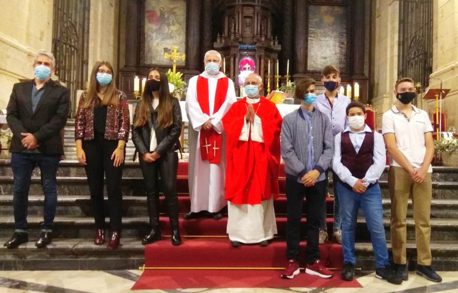 Seis J Venes Reciben El Sacramento De La Confirmaci N En La Iglesia De