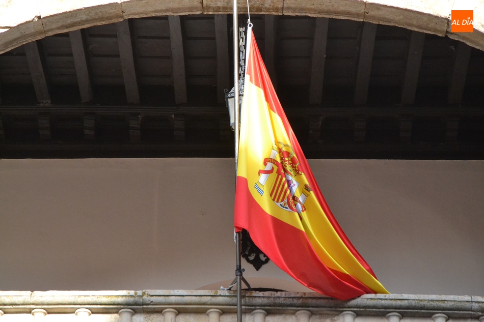 Las Banderas De La Casa Consistorial Ondean A Media Asta Por Los