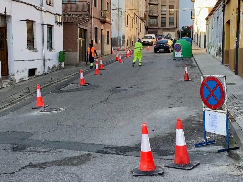 El Ayuntamiento continúa con el reasfaltado en las calles Luna y Zafiro