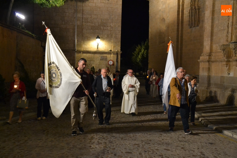 Medio Centenar De Personas Acompa A Al Sant Simo En Su Salida Nocturna