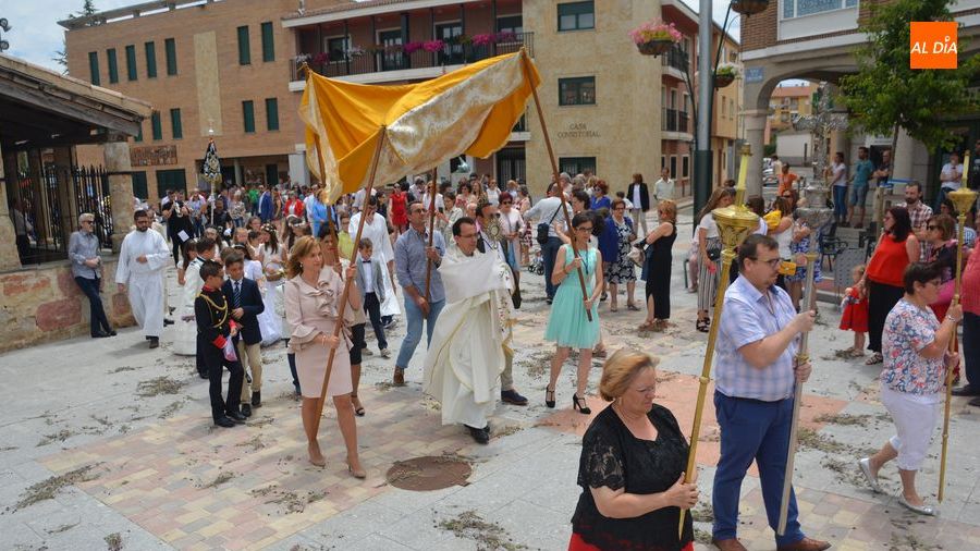 Carbajosa celebra su tradicional misa del Corpus y la procesión por las