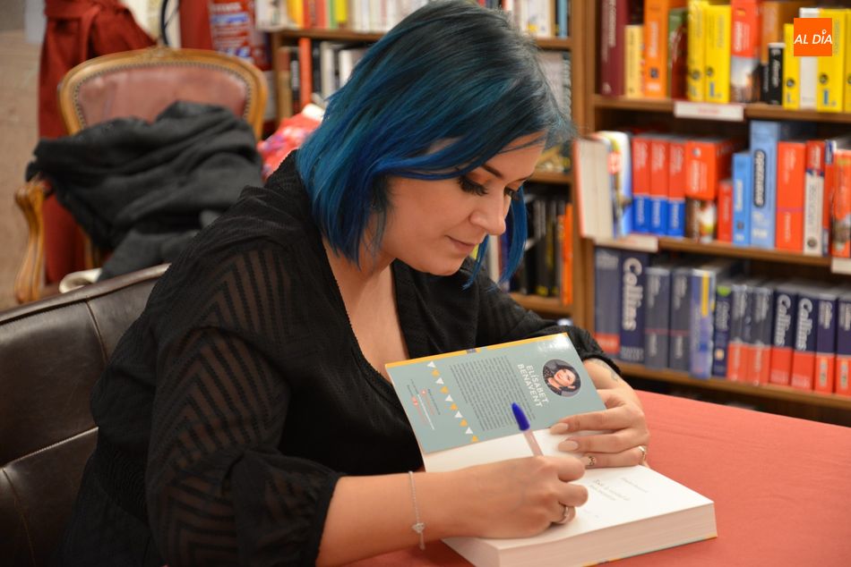 Exitosa firma de libros de Elísabet Benavent en la Librería Santos