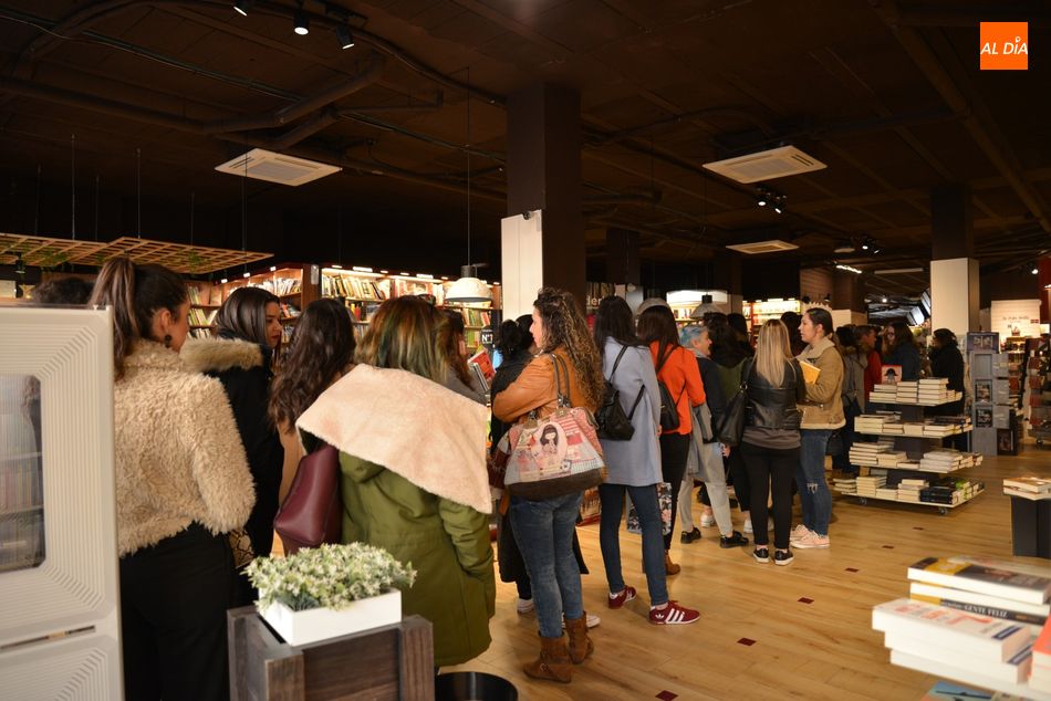 Exitosa firma de libros de Elísabet Benavent en la Librería Santos