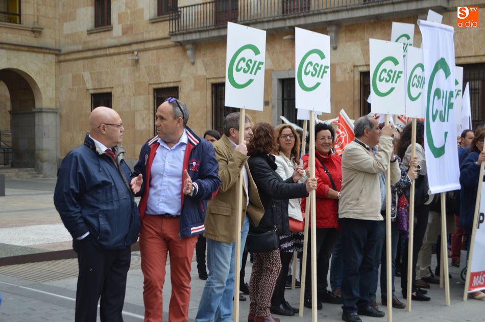 Los Trabajadores De Correos Realizan Paros Parciales Para Denunciar La