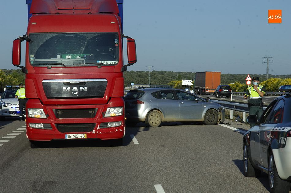 Tres heridos en una colisión entre un camión y dos turismos en la A 62