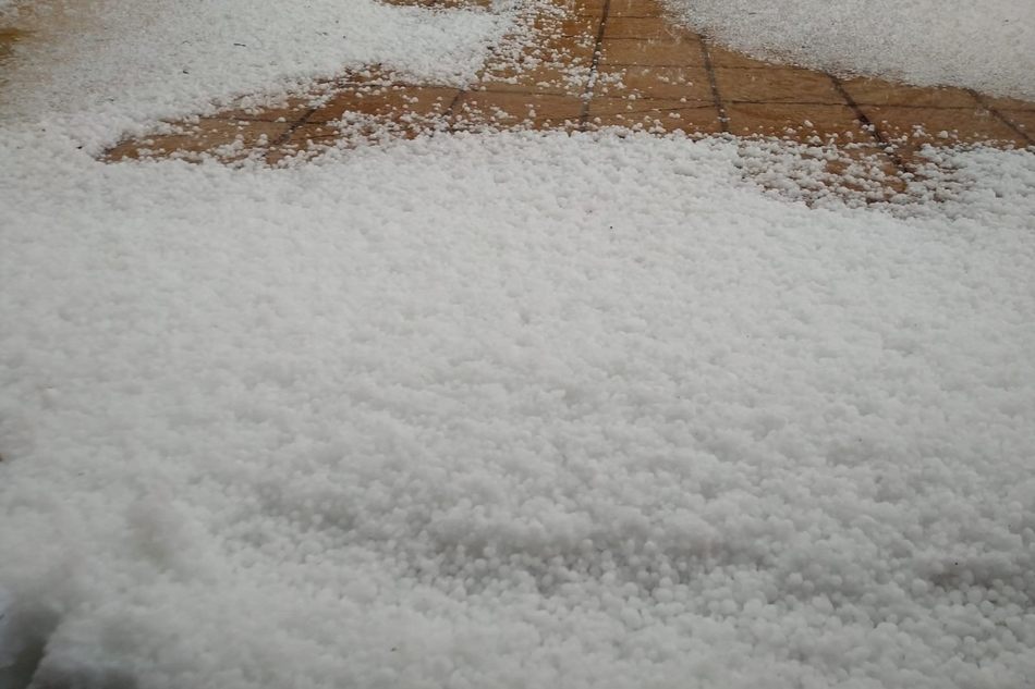 Una Fuerte Tormenta De Lluvia Y Granizo Inunda Varias Viviendas En