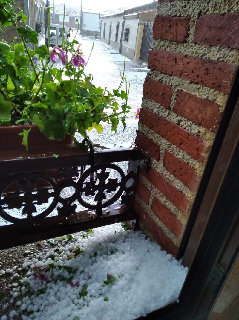 Una Fuerte Tormenta De Lluvia Y Granizo Inunda Varias Viviendas En