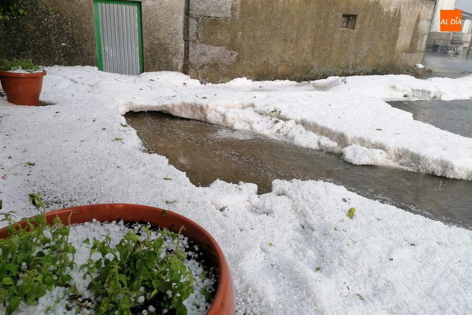 Una Fuerte Tormenta De Lluvia Y Granizo Inunda Varias Viviendas En