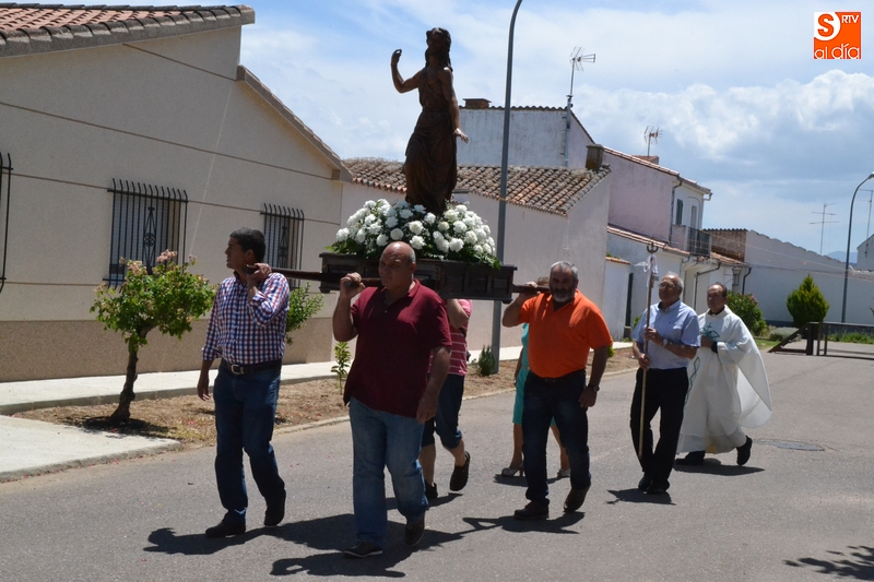 Los vecinos de Sanjuanejo salen en procesi&oacute;n con su patr&oacute;n   | Imagen 1