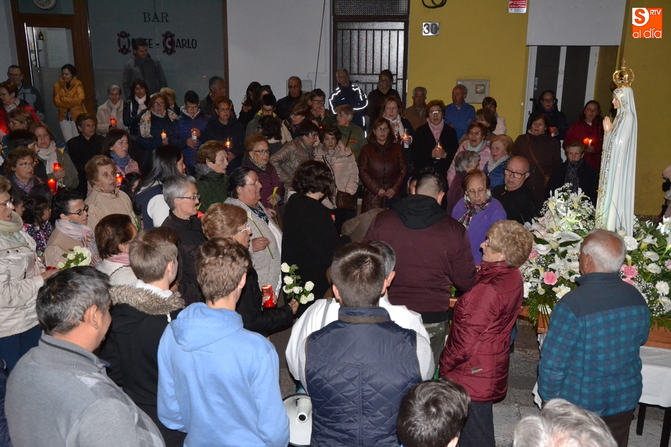 La Virgen de Fátima procesiona entre las velas por el 