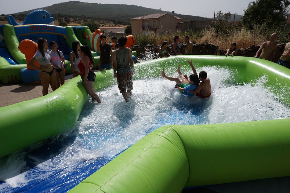 Los juegos acuáticos atraen al público en una calurosa jornada festiva