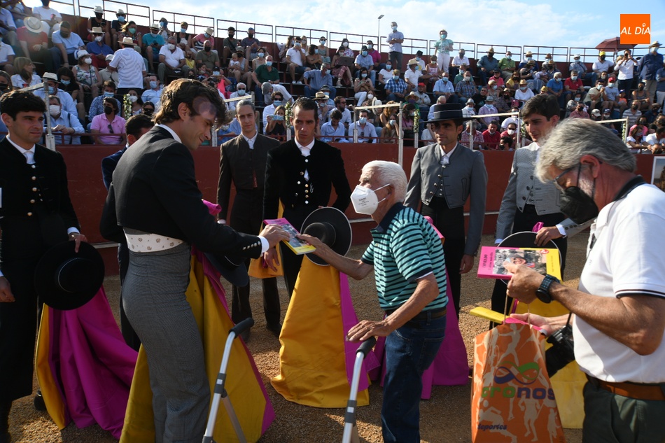 Foto 3 - El mundo taurino se vuelca en el homenaje a un Conrado muy emocionado  