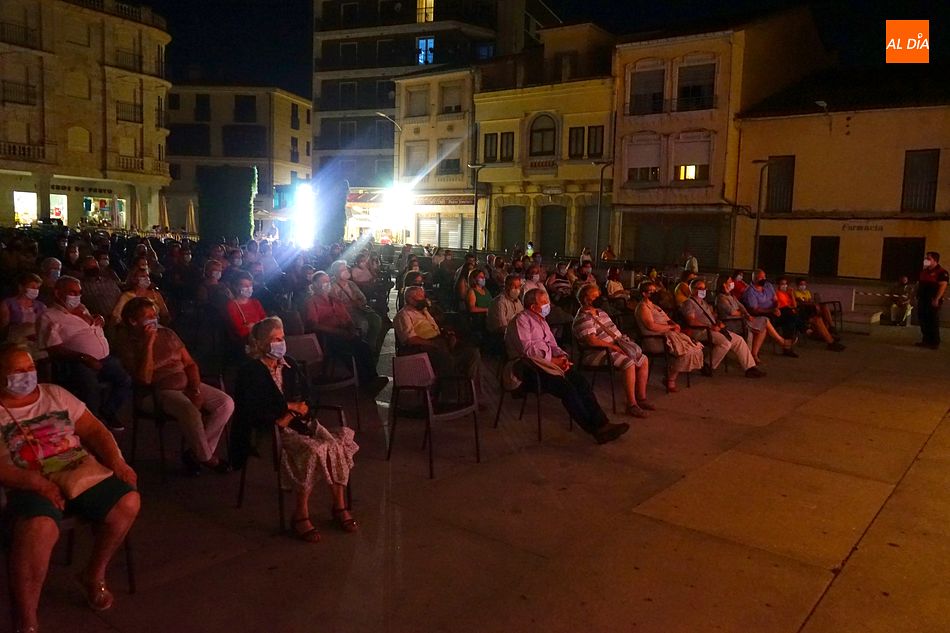Foto 6 - Los guijuelenses finalizan las Noches de Cultura con el humor de Spasmo Teatro