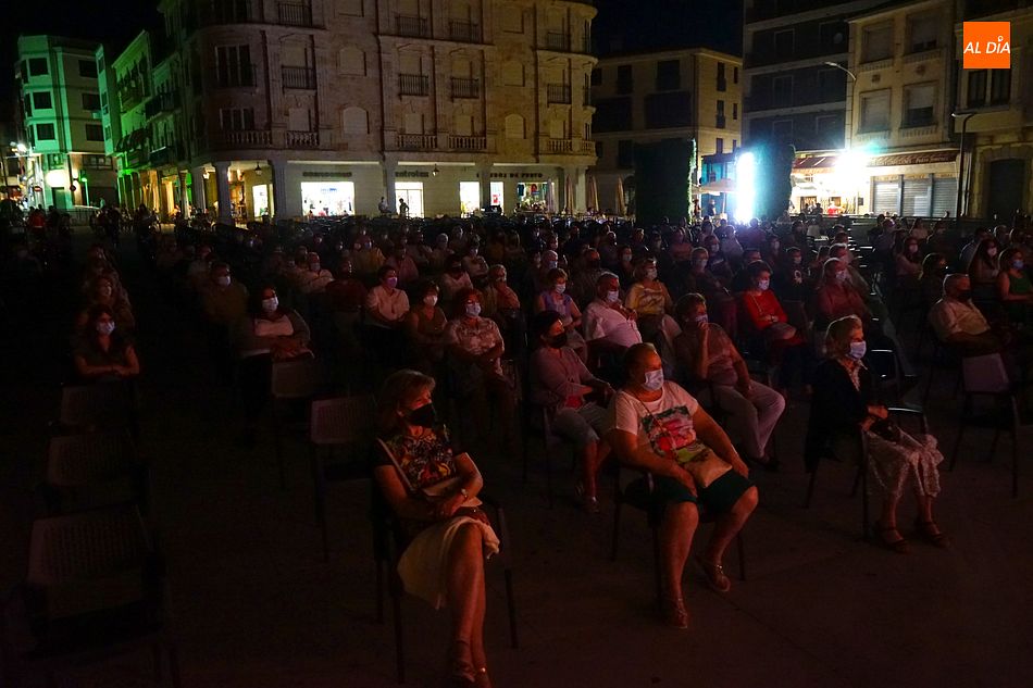 Foto 4 - Los guijuelenses finalizan las Noches de Cultura con el humor de Spasmo Teatro