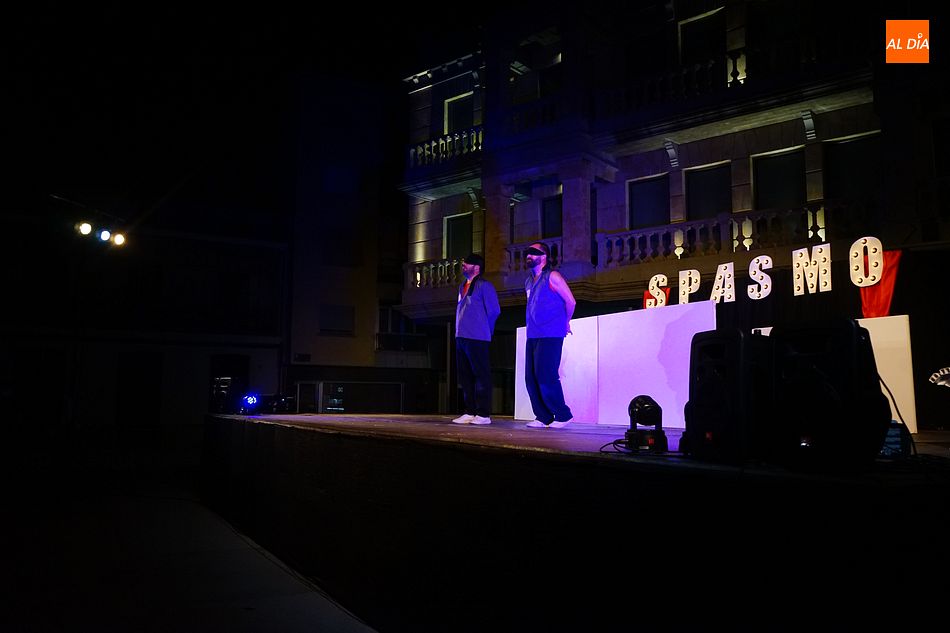 Foto 3 - Los guijuelenses finalizan las Noches de Cultura con el humor de Spasmo Teatro