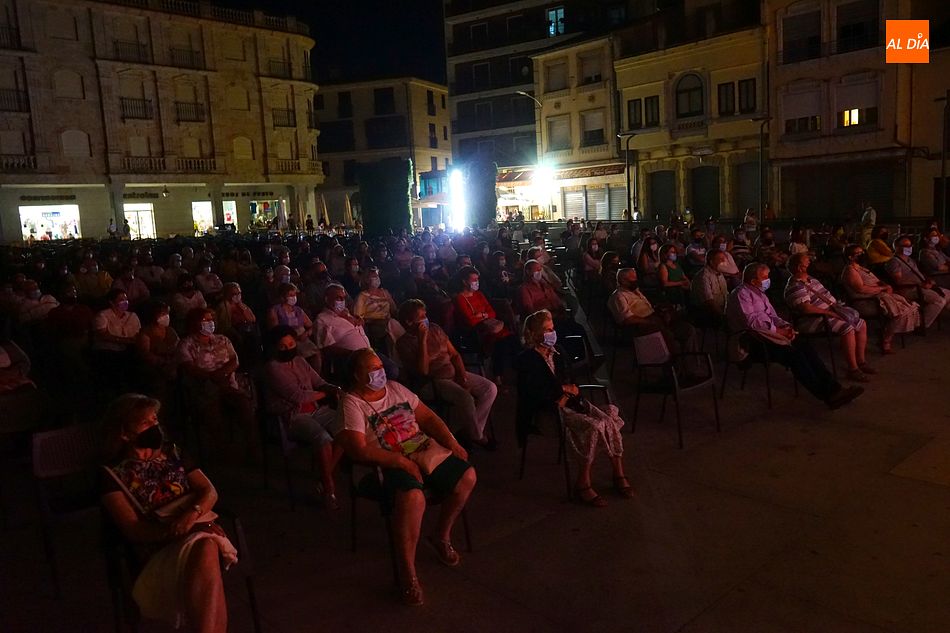 Foto 2 - Los guijuelenses finalizan las Noches de Cultura con el humor de Spasmo Teatro