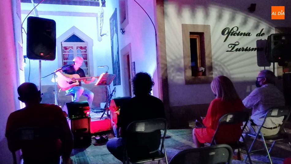 Foto 6 - Mundi ofreció canciones de una gran época de la música española en su concierto en Lumbrales
