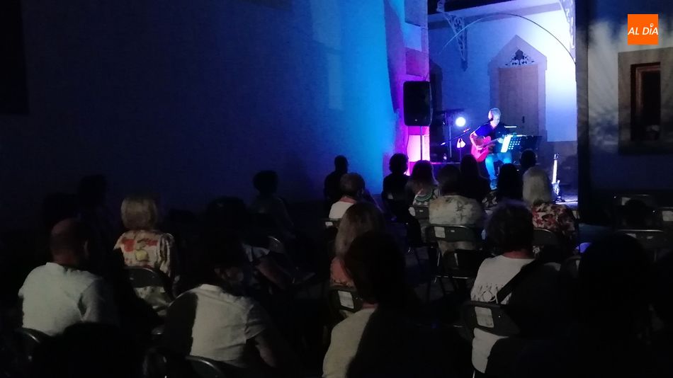 Foto 3 - Mundi ofreció canciones de una gran época de la música española en su concierto en Lumbrales