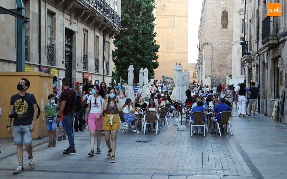Viandantes en el centro de la ciudad de Salamanca. Foto de Lydia González