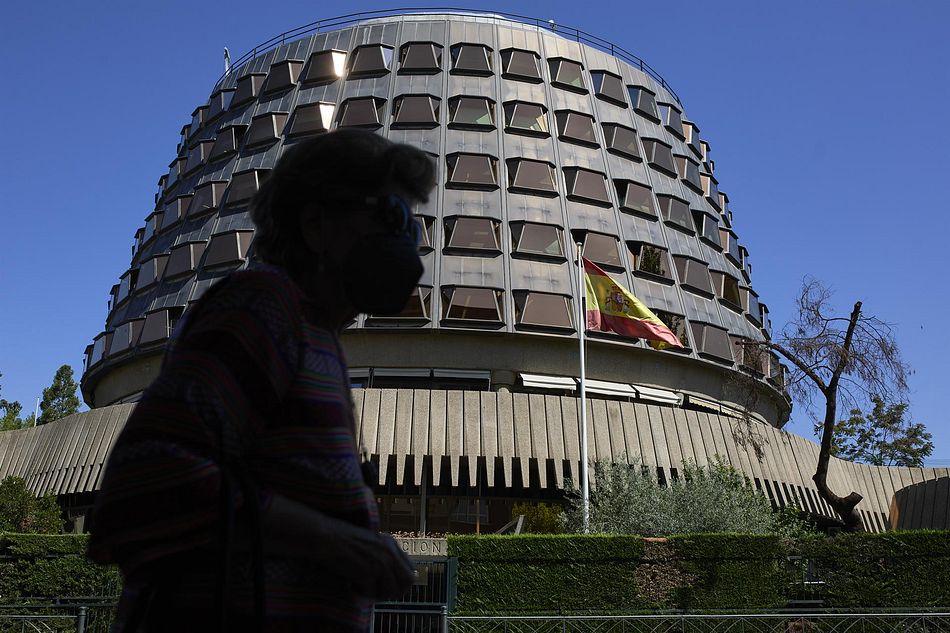 Una persona camina por las inmediaciones del Tribunal Constitucional, a 1 de julio de 2021, en Madrid, (España). - Jesús Hellín - Europa Press