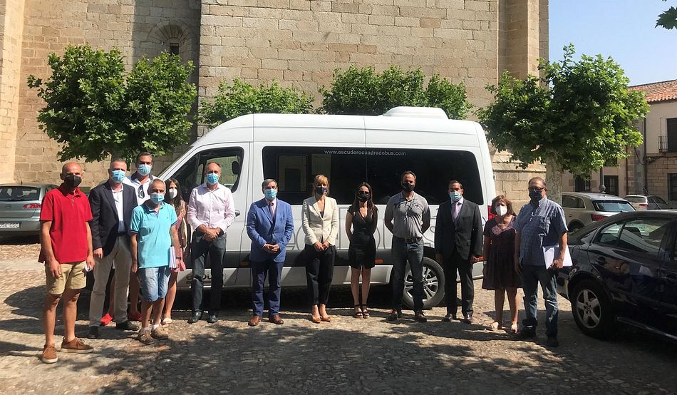 Autoridades en la presentación del Bono Rural de Transporte en Ledesma (Salamanca). - JCYL