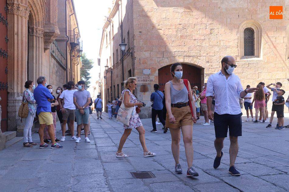 Numeroso público circula por el centro de Salamanca utilizando aún mascarillas - Lydia González