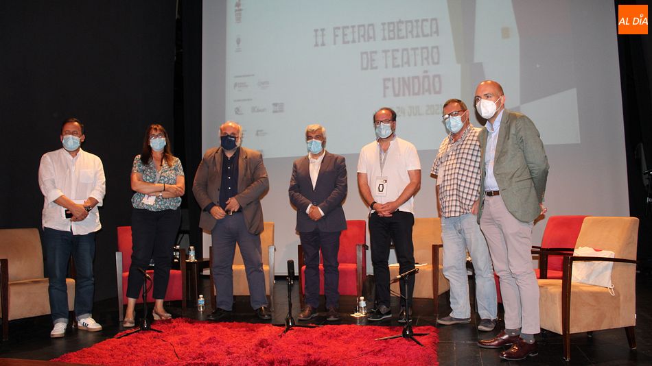 Representantes portugueses y españoles en el debate inaugural de la II Feria Ibérica de Teatro de Fundão