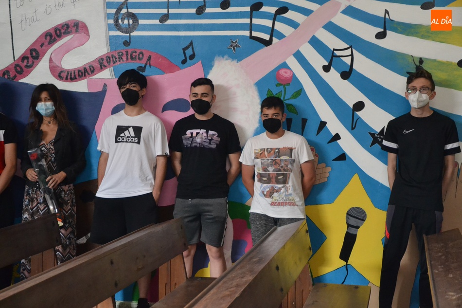 Foto 6 - El IES Fray Diego inaugura un espectacular mural para darle una nueva vida a su salón de actos  