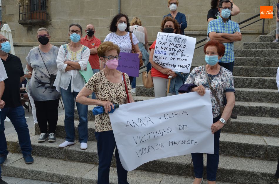 Foto 2 - Concentración frente al ayuntamiento convocada por Amdeve contra los asesinatos machistas