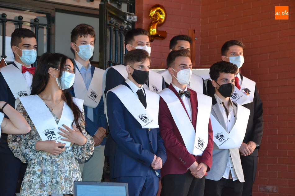 Foto 5 - Los alumnos de 2º de Bachillerato del IES Fray Diego Tadeo festejan su graduación  