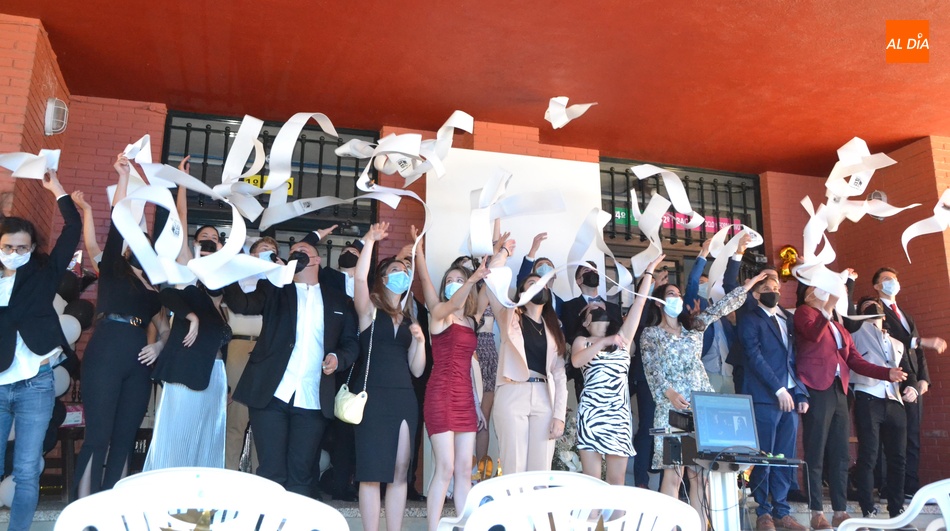 Foto 3 - Los alumnos de 2º de Bachillerato del IES Fray Diego Tadeo festejan su graduación  