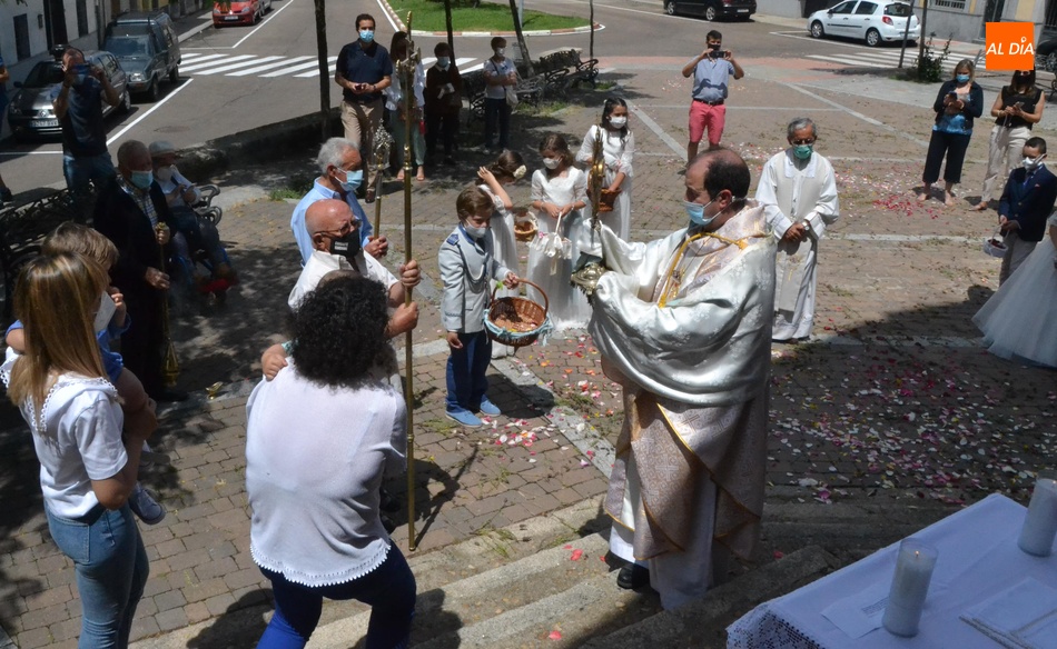 Foto 4 - La Parroquia de San Cristóbal celebra la Octava de Corpus con una breve procesión  