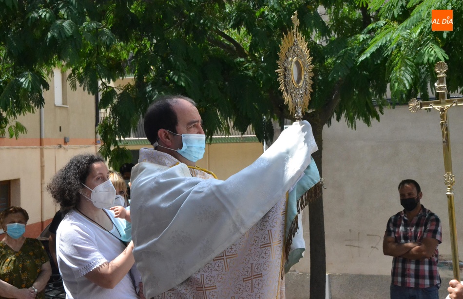 Foto 6 - La Parroquia de San Cristóbal celebra la Octava de Corpus con una breve procesión  