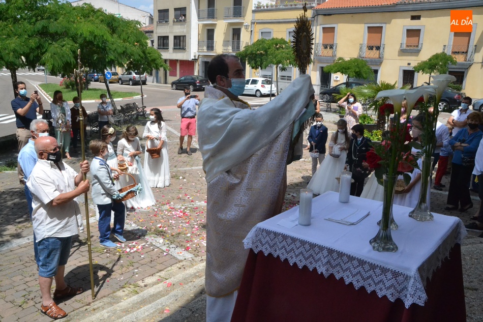 Foto 3 - La Parroquia de San Cristóbal celebra la Octava de Corpus con una breve procesión  