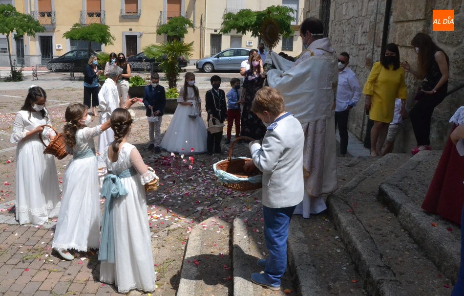 Foto 2 - La Parroquia de San Cristóbal celebra la Octava de Corpus con una breve procesión  