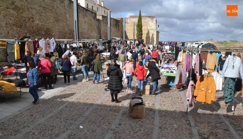 Foto 1 - Los vendedores ambulantes anuncian que este sábado habrá muchos más puestos en Miróbriga  