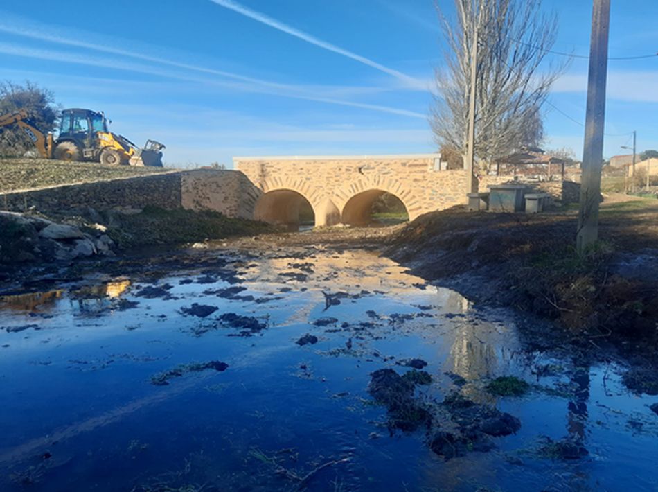 La CHD retira el azud del río Huebra en el término municipal de Escurial de la Sierra
