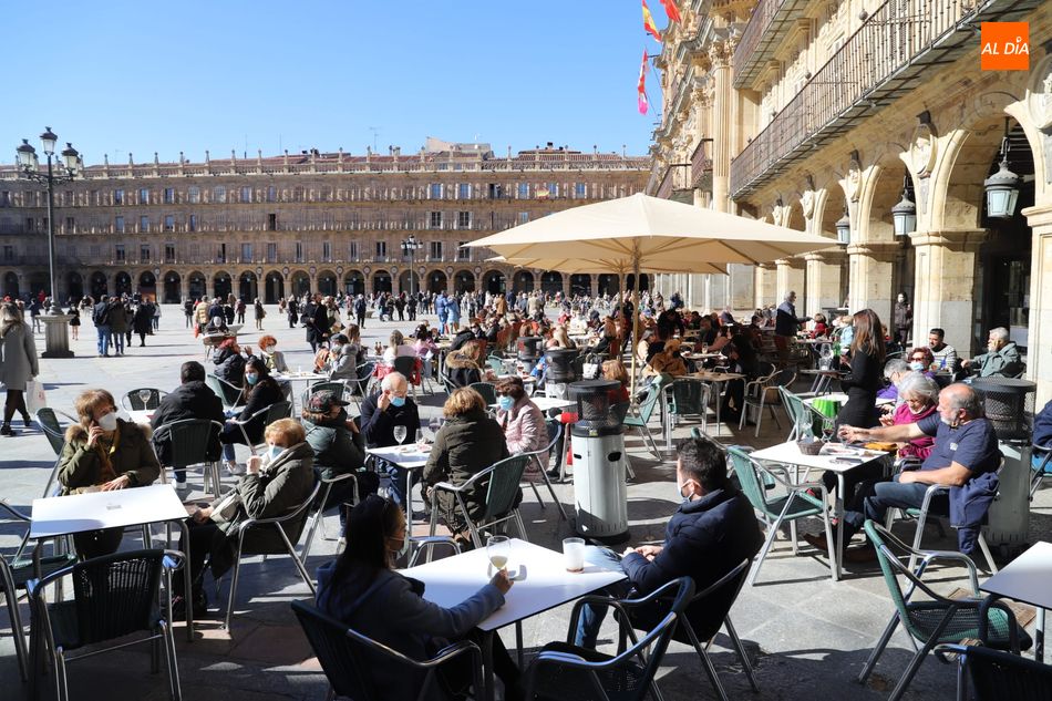 El buen tiempo atrae a numerosos vecinos a las terrazas de Salamanca