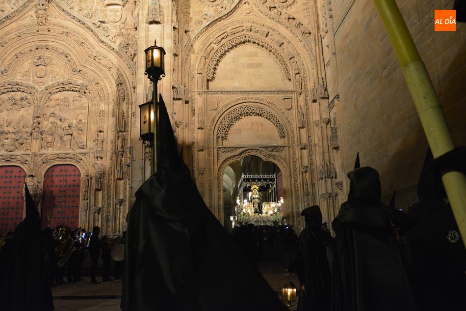 Foto 6 - La Soledad, la Señora de Salamanca iluminaba con su elegancia la noche del Viernes Santo