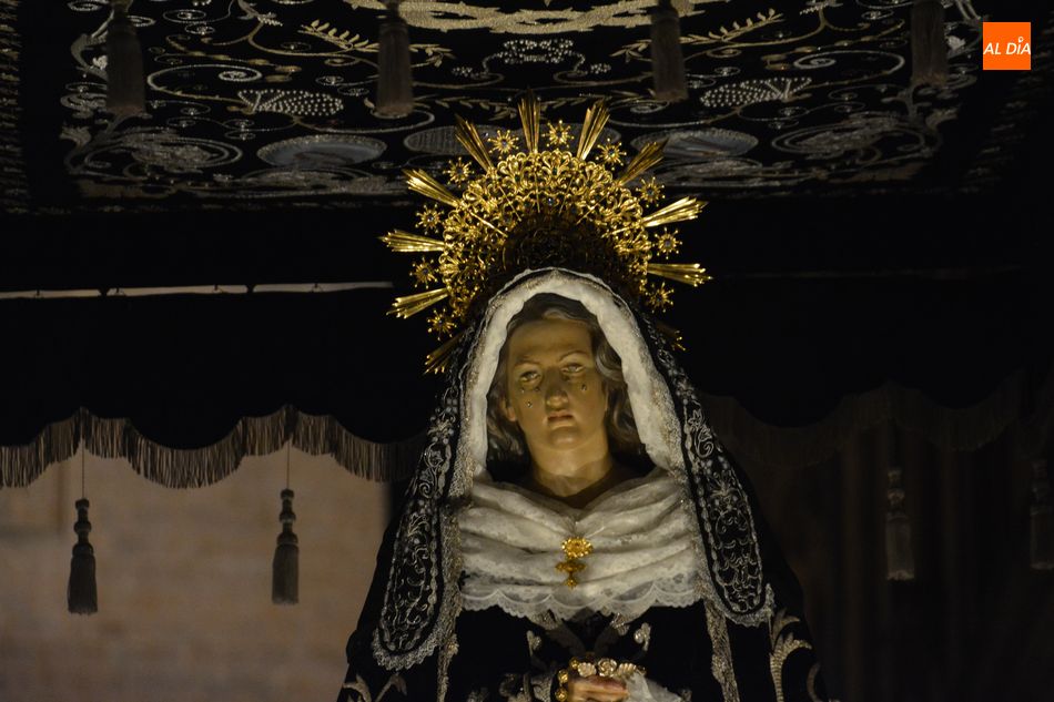Foto 5 - La Soledad, la Señora de Salamanca iluminaba con su elegancia la noche del Viernes Santo