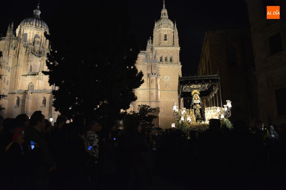 Foto 3 - La Soledad, la Señora de Salamanca iluminaba con su elegancia la noche del Viernes Santo