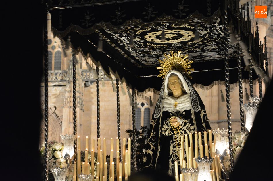 Foto 2 - La Soledad, la Señora de Salamanca iluminaba con su elegancia la noche del Viernes Santo