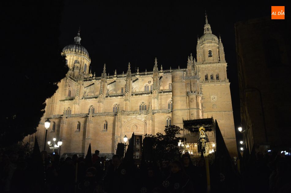 La Soledad, la Se&ntilde;ora de Salamanca iluminaba con su elegancia la noche del Viernes Santo