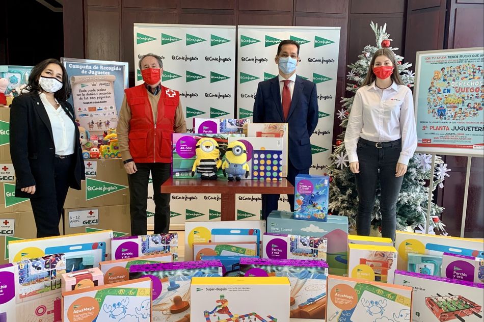 Foto 1 - El Corte Inglés de Salamanca entrega a Cruz Roja los juguetes donados por clientes y empleados   ...