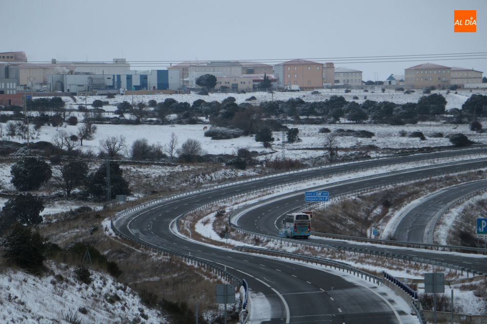Foto 1 - La nieve y el hielo cierran 35 tramos de carreteras y obligan a usar cadenas en otros 25 en...