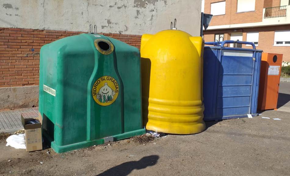 Foto 1 - Vecinos de Santa Marina se quejan de la suciedad de sus contenedores de reciclaje  