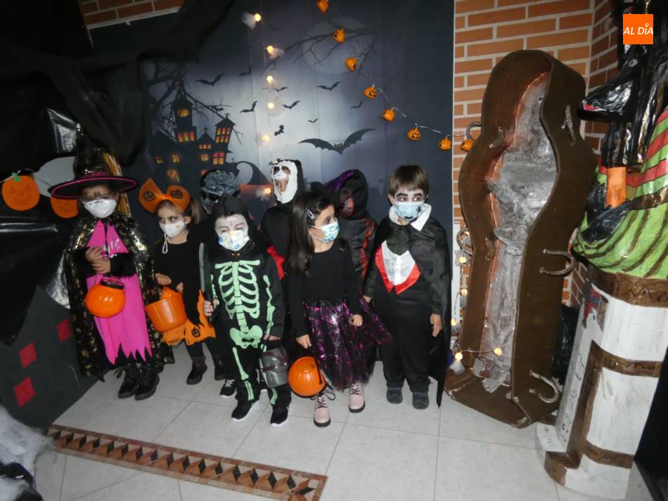 Escolares de Villoria disfrutan de un Halloween adaptado a la situaci&oacute;n  