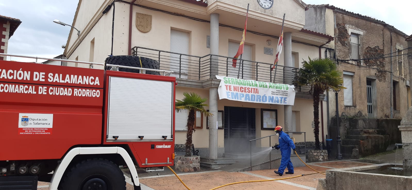 Los Bomberos llevan a cabo labores de desinfecci&oacute;n en Serradilla del Arroyo y Guadapero  