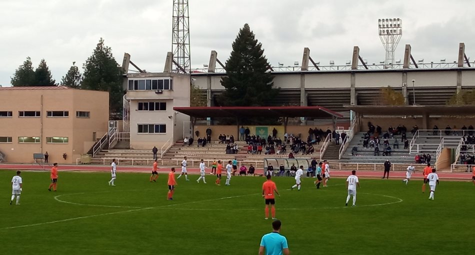 Foto 1 - El Ciudad Rodrigo cosecha otro 0-0 en su primer derby de la temporada  
